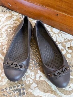 Crocs sz 8 Women’s Brown Chain-Accent Ballet Flats